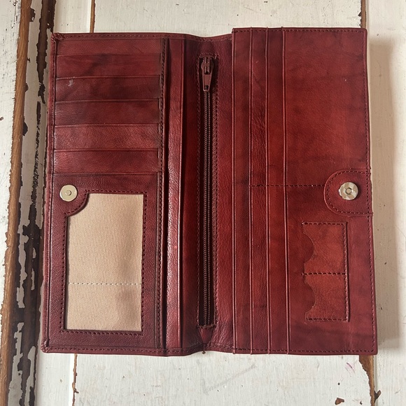 Elegant Maroon Leather Wallet with Embroidered Detail - Picture 7 of 7